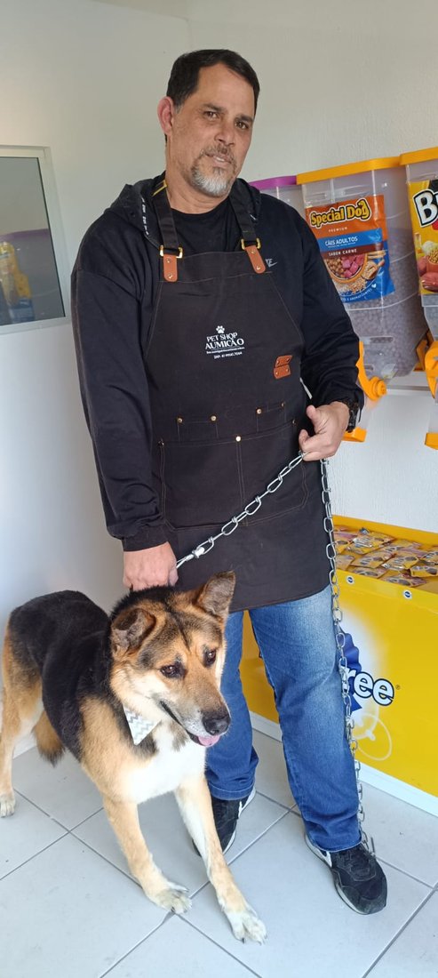 Tutor buscando seu cão já pronto na loja